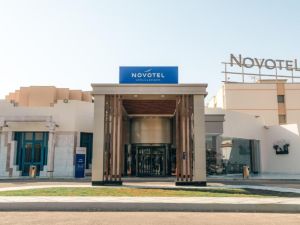 القاعة الأوبن إير فندق نوفوتيل مطار القاهرة