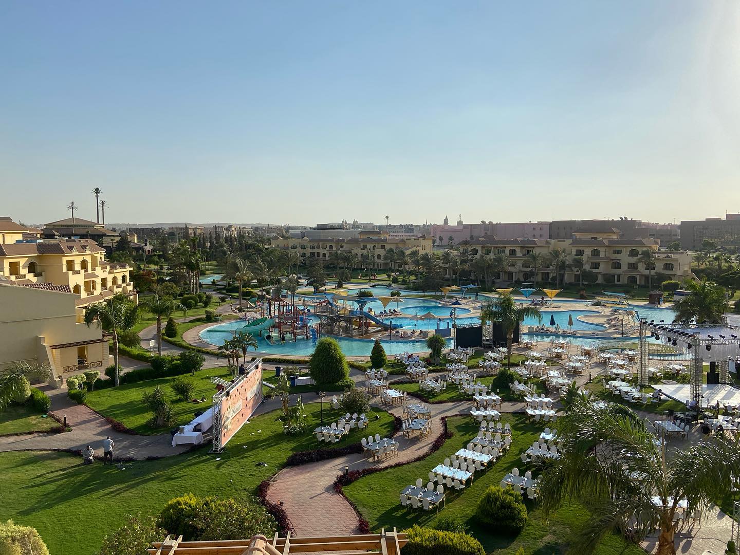 قاعة الأوبن إير فندق موفنبيك مدينة الإعلام