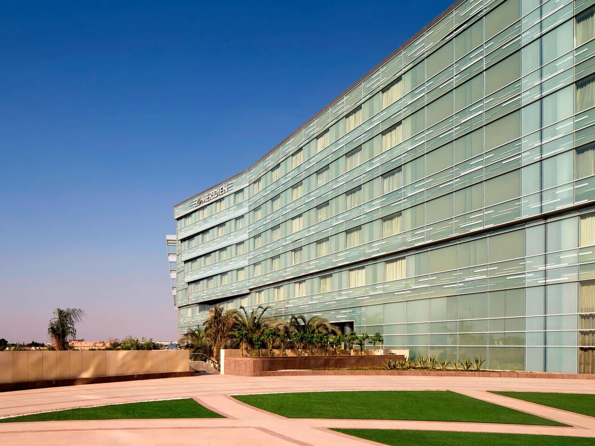 قاعة الأوبن إير لو ميريديان مطار القاهرة