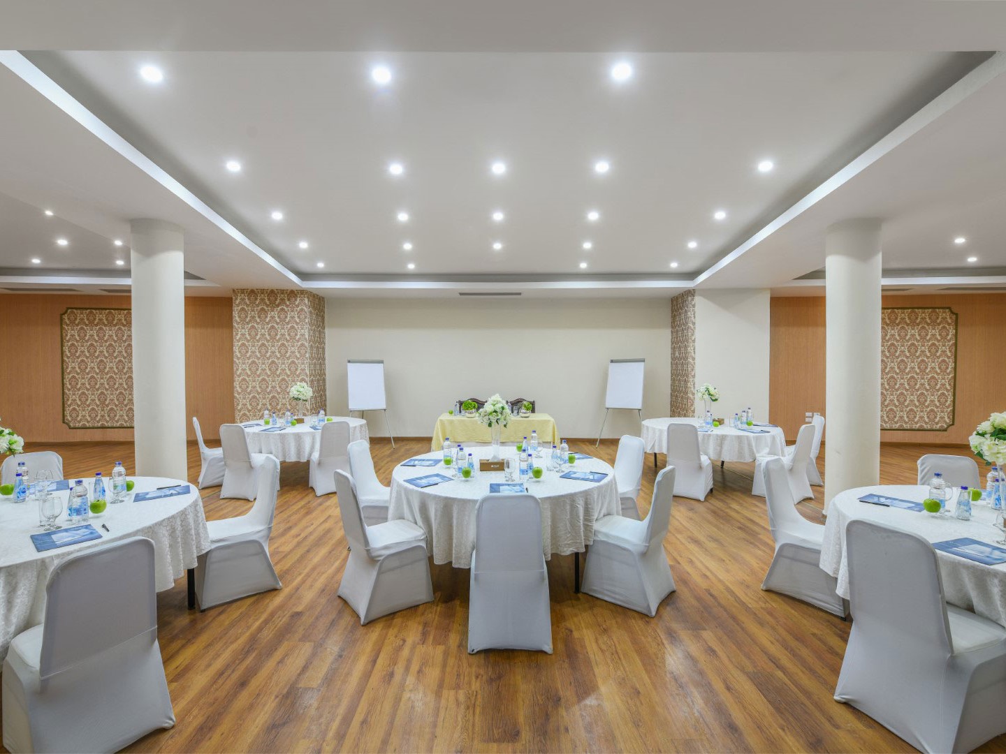 قاعة المؤتمرات فندق توليب فاميلي رويال بارك