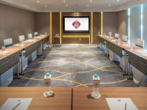 قاعة الاجتماعات في فندق عابر المونسية الرياض