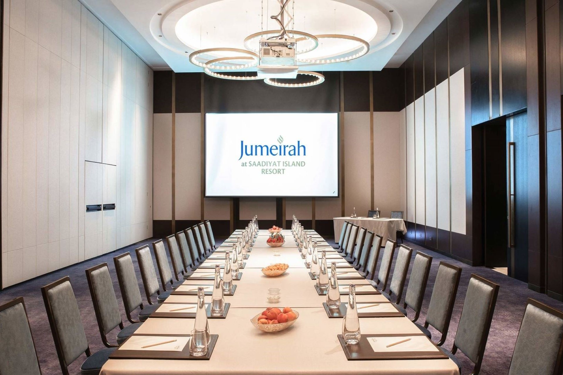 قاعة مجلس الإدارة (Boardroom) منتجع جميرا جزيرة السعديات أبوظبي