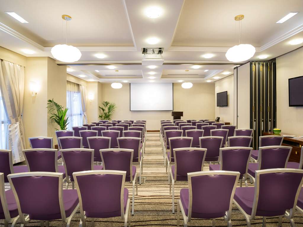 قاعة الاجتماعات التنفيذية 1 و2 (Executive Meeting Rooms 1 & 2) فندق غراند ميركيور مجلس ريزيدنسز أبوظبي