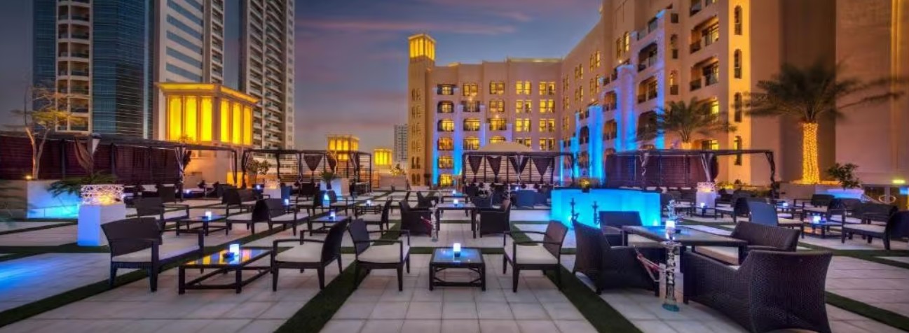 Rooftop Deck فندق باهي قصر عجمان