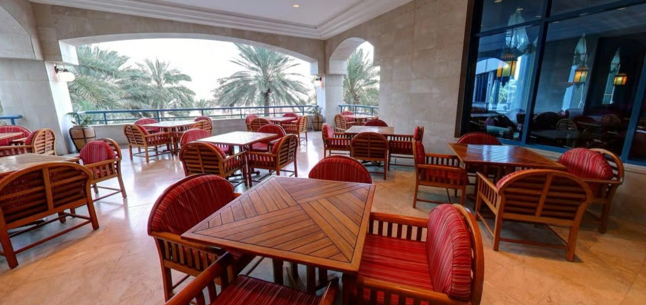 تراس Café on First منتجع وفلل دوسيت عجمان