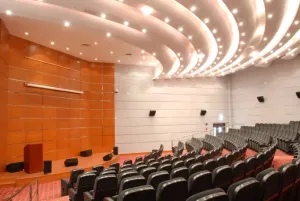 قاعة المسرح مركز أدنيك العين أبوظبي