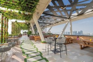Brick Rooftop Kitchen & Bar فندق ألوفت أبوظبي - 5