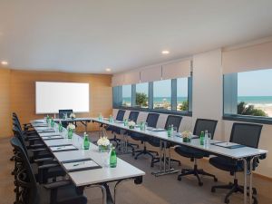 قاعات الاجتماعات فندق ويندام جاردن كورنيش عجمان - 1