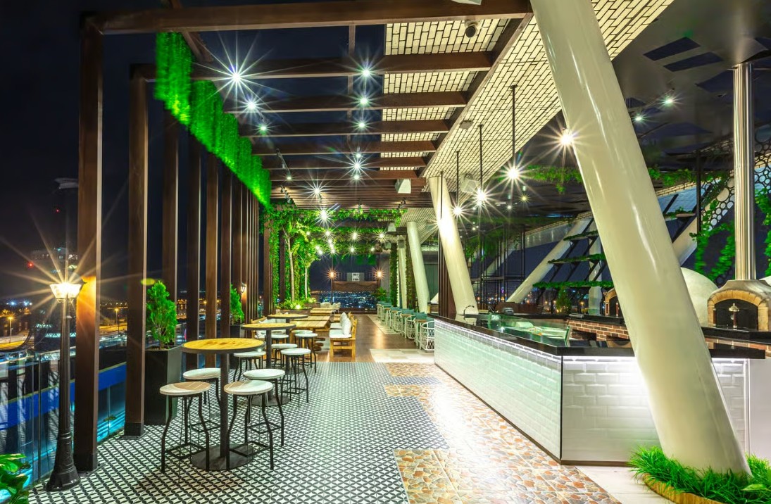 Brick Rooftop Kitchen & Bar فندق ألوفت أبوظبي