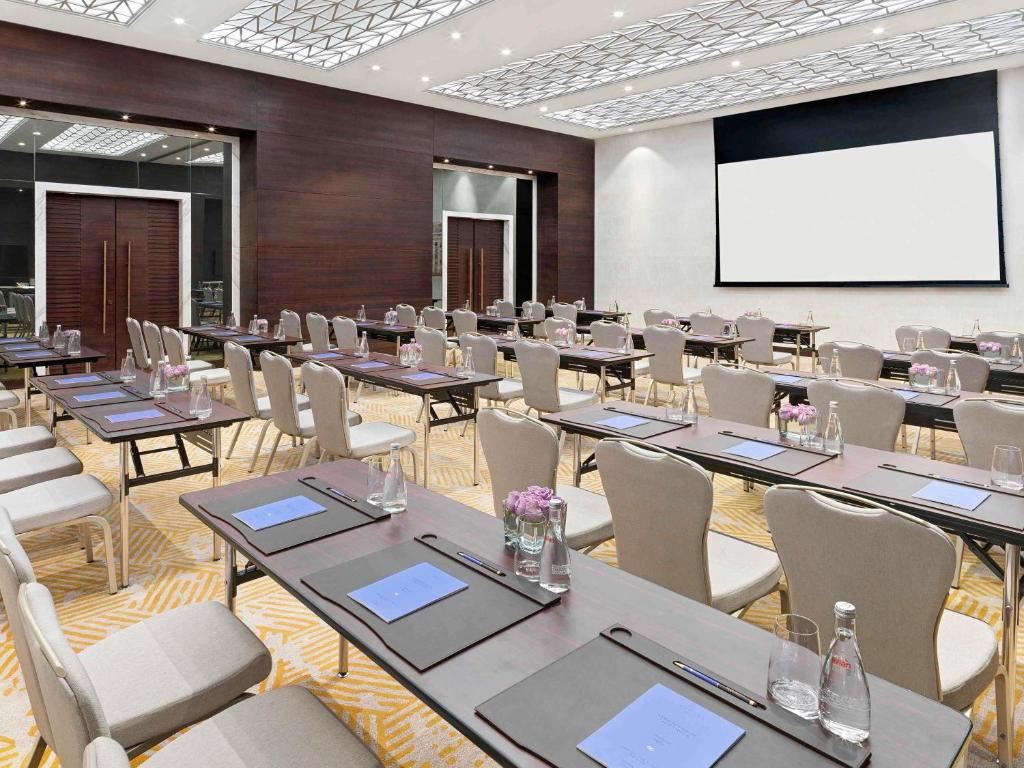 قاعة المؤتمرات فندق سوفيتل ذا أوبليسك وافي دبي - thumb